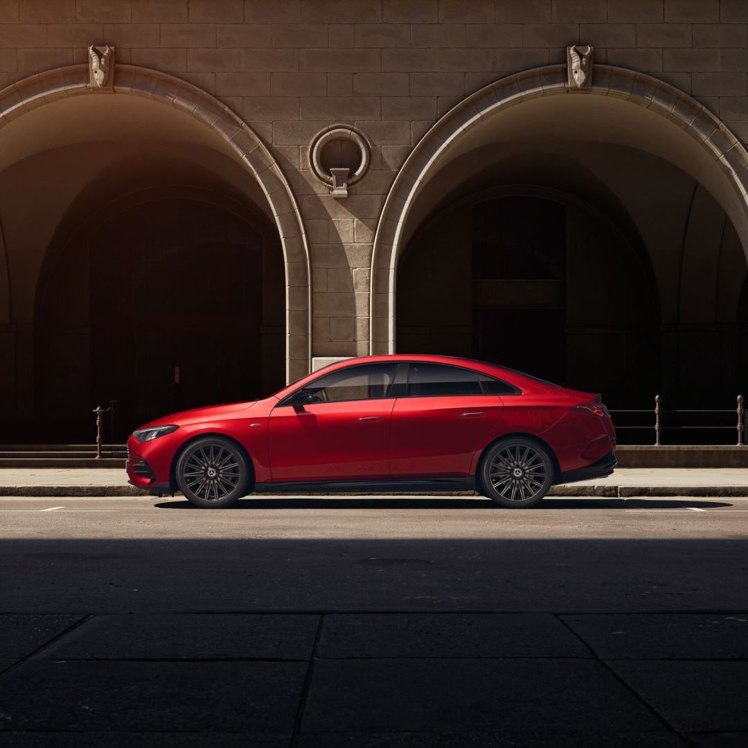 건물 아치 앞에 정차한 The all-new electric CLA